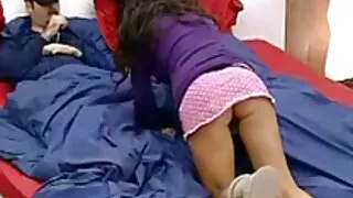 Svārki velk uz augšu un fucked ar Coed pēc pāriem