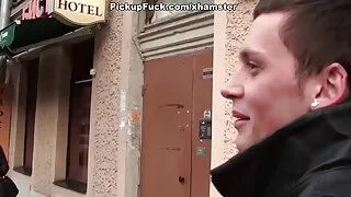 Blondīne zvērs izpaužas fucked ar pārdevējs veikalā
