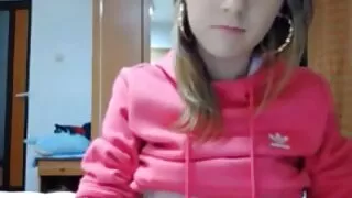 Pēc darba pie datora meitene padevās cirtainam