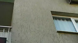 Skaista meitene brauc ar melnu klienta gailis
