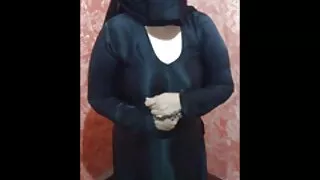 Pieredzējuši manda masturbē automašīnā viņas caurums