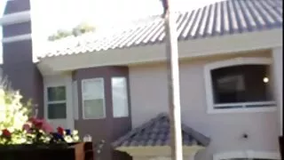 Meitene Mēģina un kaislīgi spēlē caurumu vannā