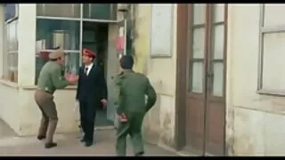 Izturīga stepson izmisīgi fucks pieaugušo stepmom un stepsister