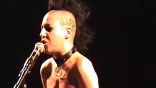 Melns jocks trijatā izdrāzt mauku