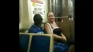 Pirmais fucked rīklē un pēc tam izsmidzina uz sejas ar cum