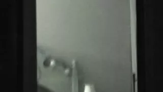 Draugs stāda Draudzene drāž no aizmugures incītis