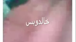 Uz dīvāna masturbē elastīgu ar matains incītis