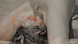 Viņas drauga priekšā meitene priecājas melnā eldakovska