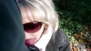 Blondīne ruļļos profesionālās gailis nepieredzējis