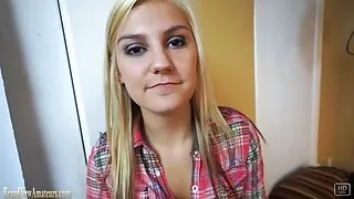 Blondīne masturbē uz klienta gailis masāža