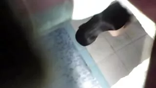 Baltā haired meitene sēdēja uz iespaidīgs gailis