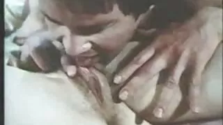 Draugi ir laimīgi, lūdzu, divus gaiļus ar skaistu blondīni