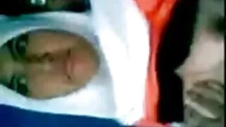 Tikko Beau jāja blondīne uz gailis