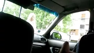Vēl viens puisis izdrāž meiteni ceļgalu zeķes