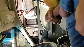 Viņš iestādīja rudmate par pin uzlīmēšanu starp viņas kājām