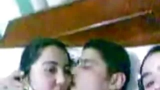 Ar prieku fucked uz dīvāna ar gardu jaunu sievieti