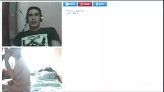 Kails Latina sēž enerģiski uz dzimumlocekļa