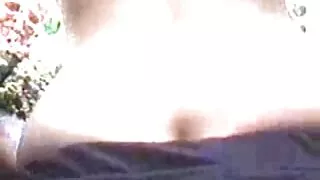 Pievilcīga meitene sēž uz ilgu Maksts fuck