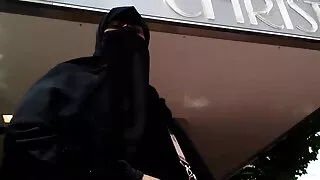 Sūknē cilvēks ievietota hottie uz gultas