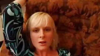 Moaning lelle fucks maksts rotaļlietas, sēžot uz grīdas