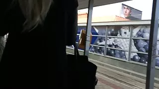 Ragveida veca sieviete izdrāž sevi ar vibratoru un moans