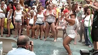 Divas meitenes jāj ar priekšzīmīgu puisis