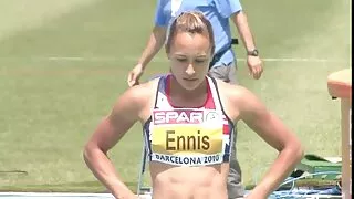 Meitene zīda peldmētelis ruļļos blowjob uz masāžu