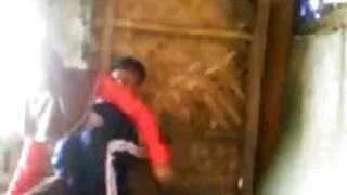 Meitene sūkā pimpi ar lūpām kā prankera konfekte