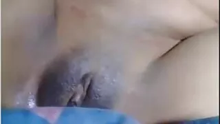 Jauna meitene ir pisia darba, lai pilnībā