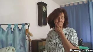 Libidinous mamzel fucks viņas incītis
