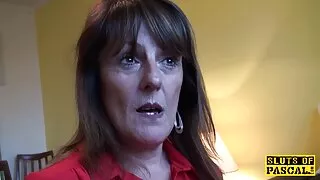 Skaista brunete ar tetovējumu prieks nolādēts vannas istaba