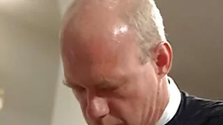 Skaista meitene jerks pimpi mutē uz dīvāna