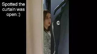 Ienāca konkursa incītis par slaidu sievieti ar mazām krūtīm