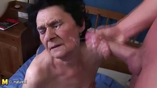 Busty aizņem dick meklē viņas muti