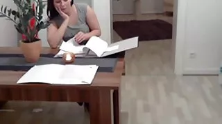 Balta Meitene kurjeru uz sāniem fucked uz dīvāna