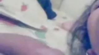 Viņš izvelk gailis un ir apmierināts ar bezrūpīgas skolnieces caurumiem
