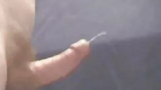 Ilgi haired meiteni, kas sēž uz jauno draugu