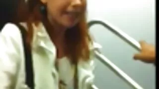 Viņa draudzene draugs runā par pirmo seksu
