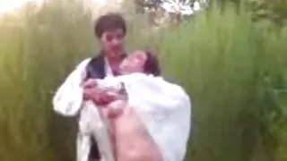 Vienaldzīgs cilvēks skatās sievu izdrāzt