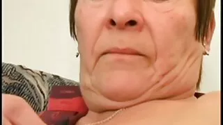 Brunete slampa priecē viņas seksīgais puisis