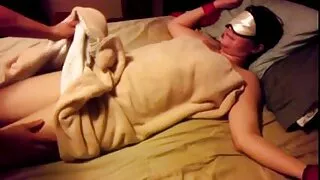 Tumši haired meitene dod blowjob, lai svešinieks ar lielu skrūvi