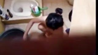 Īstermiņa haired meitene izpaužas fucked uz augšu ar dude