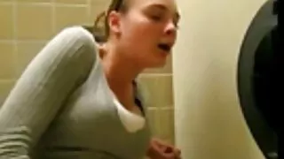 Cute blondīne uzstājām incītis ar dildo