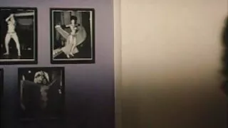 Cilvēks pēc darba atviegloti ar sievu dzīvojamā istaba