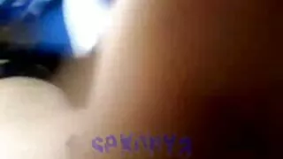 Ziņkārīgs vectēvs spied uz meiteni un sāka pisties ar viņas