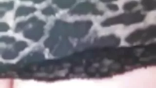 Metot viņas kājas uz galda masturbē izsalcis incītis