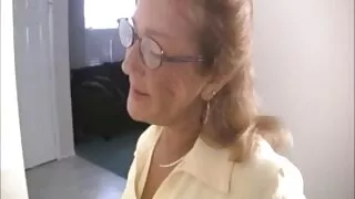 Gudrs MOP kājām saraustītas puisis dārzā